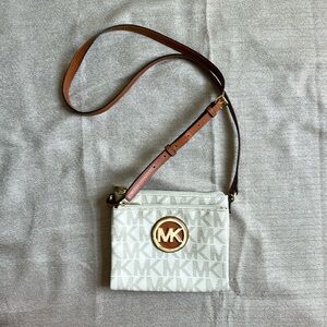 MICHAEL Michael Kors Shoulder bag w/ adjustable strap.